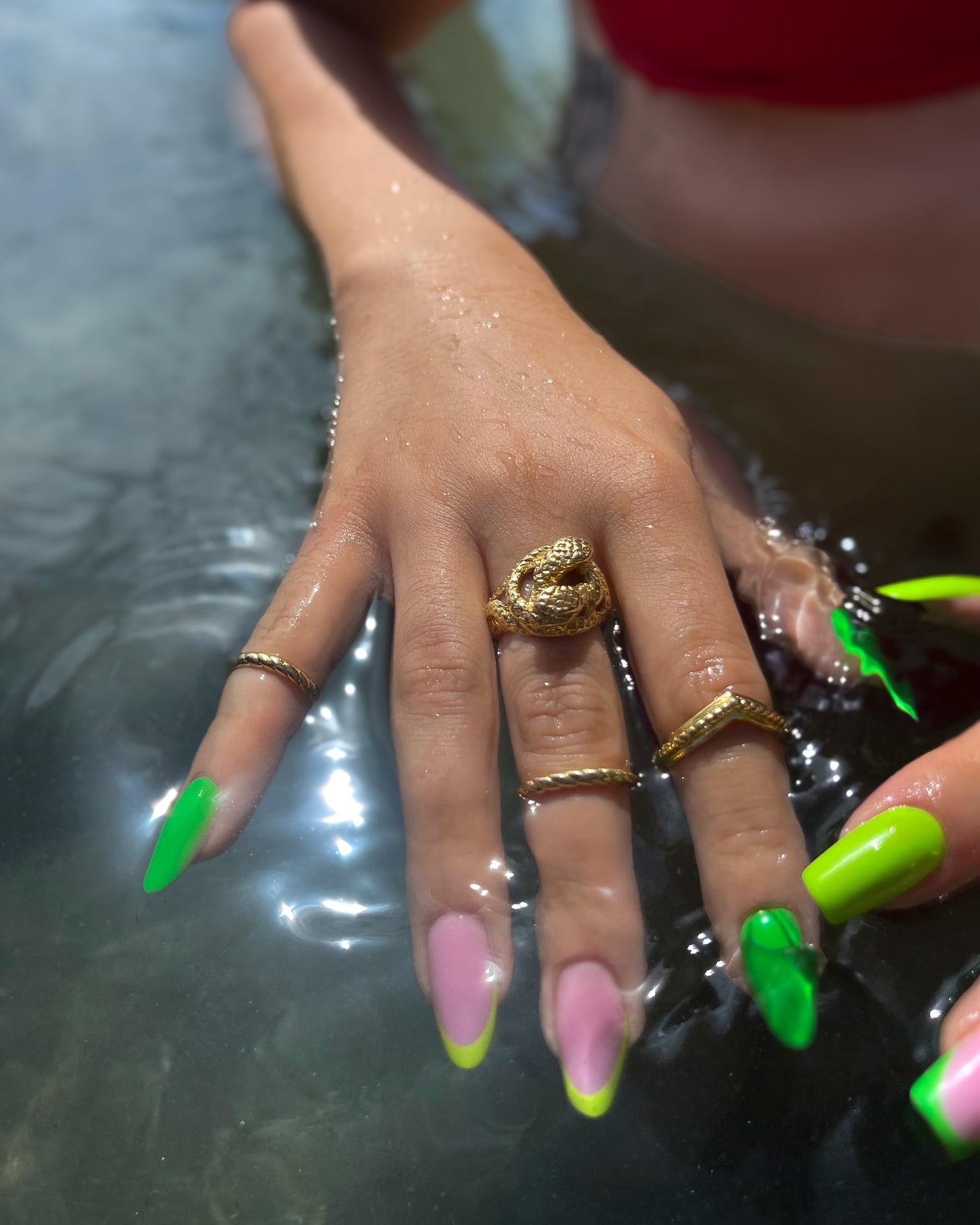 Żmije pozłacany pierścionek