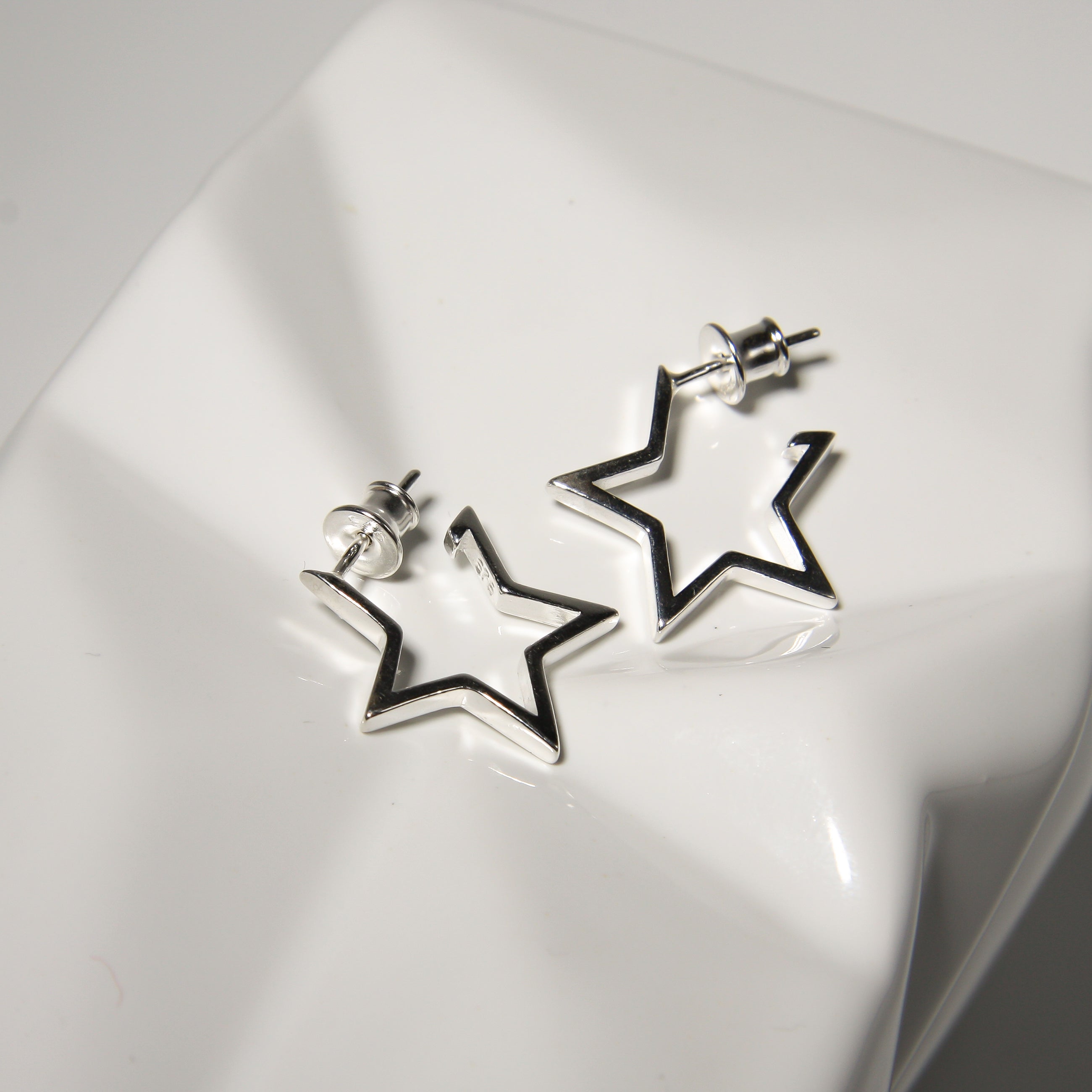 Gwiazdki srebrne kolczyki na sztyft