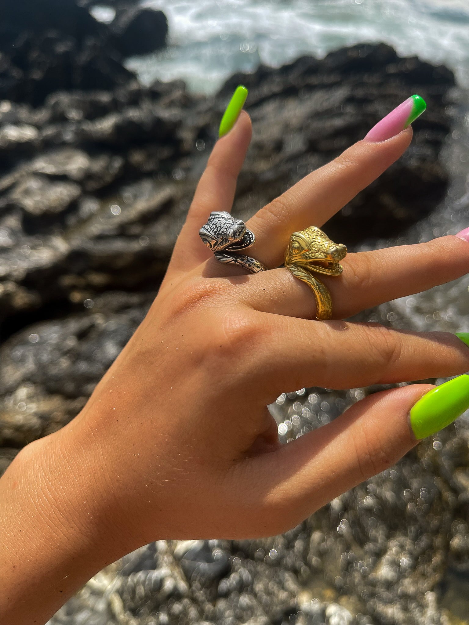 Aligator pozłacany pierścionek