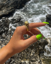 Aligator pozłacany pierścionek