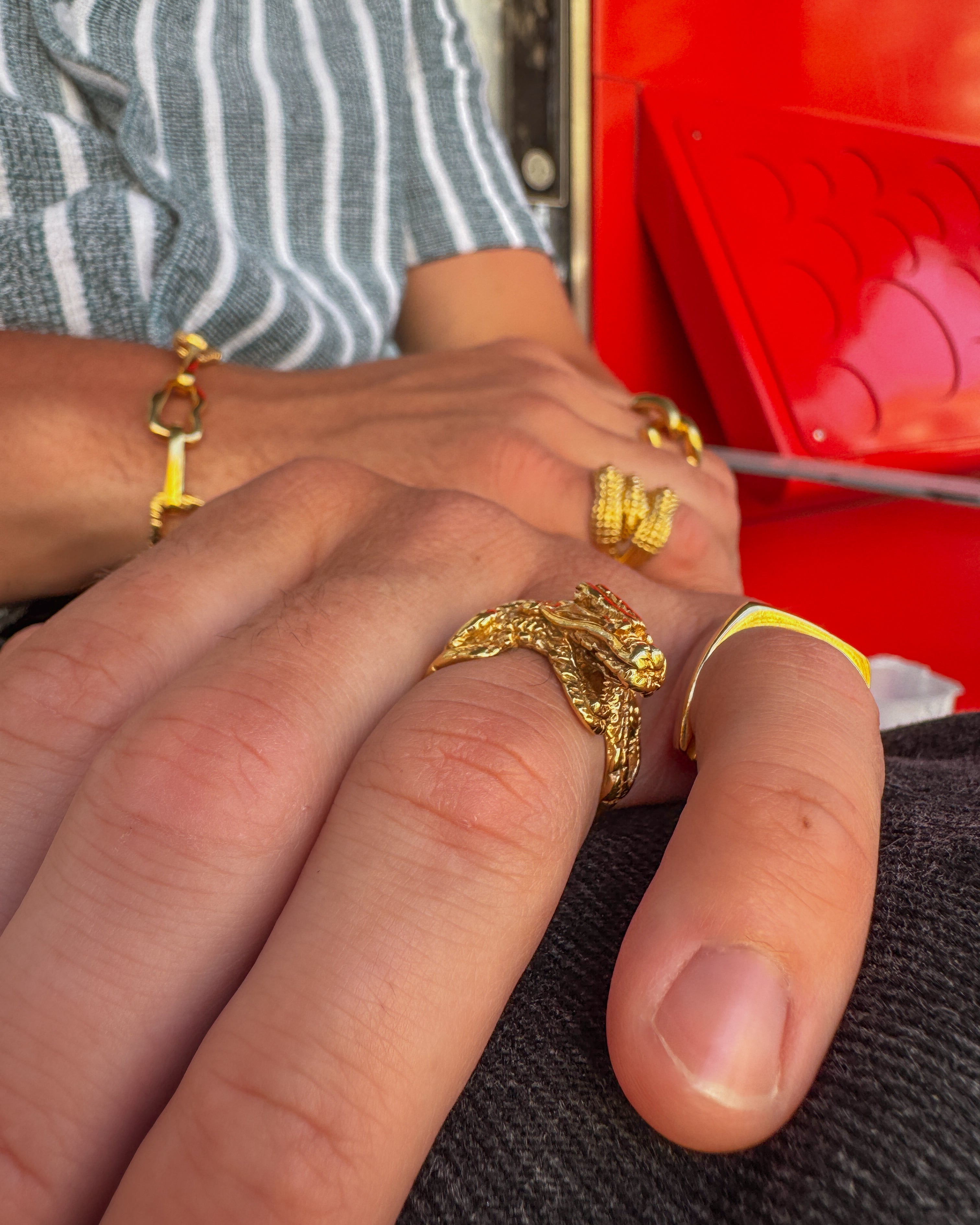 Smok pozłacany pierścionek