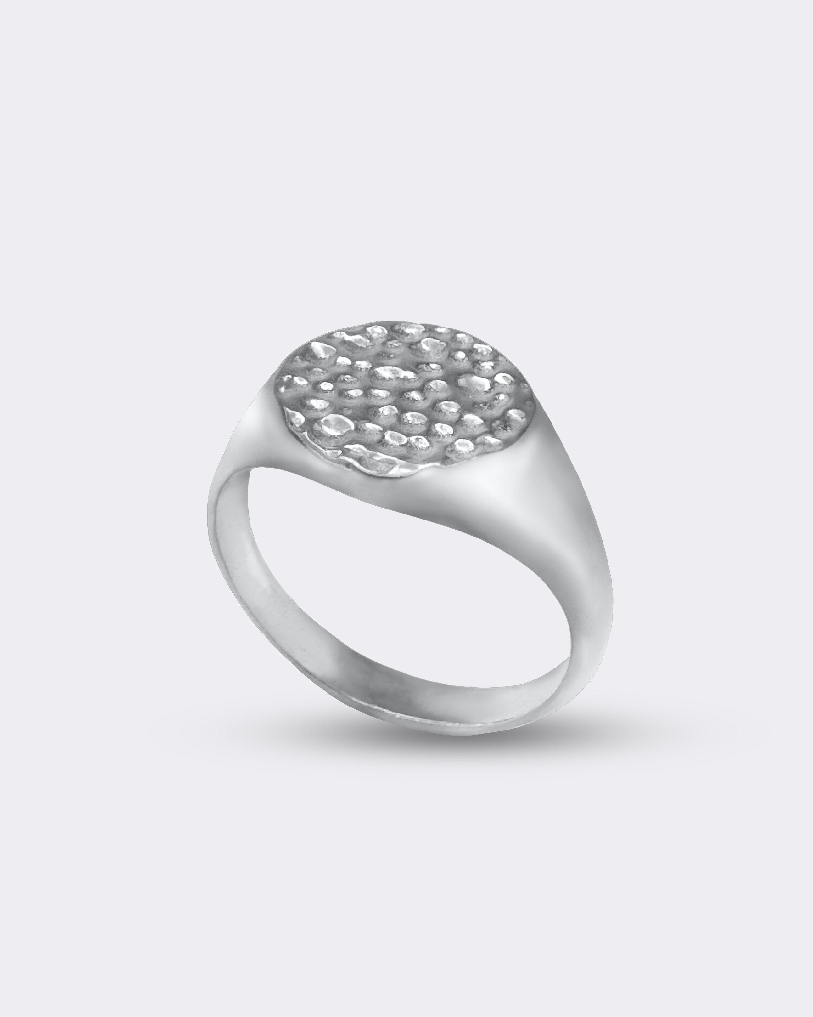 Młotkowany srebrny sygnet