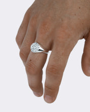 Młotkowany srebrny sygnet