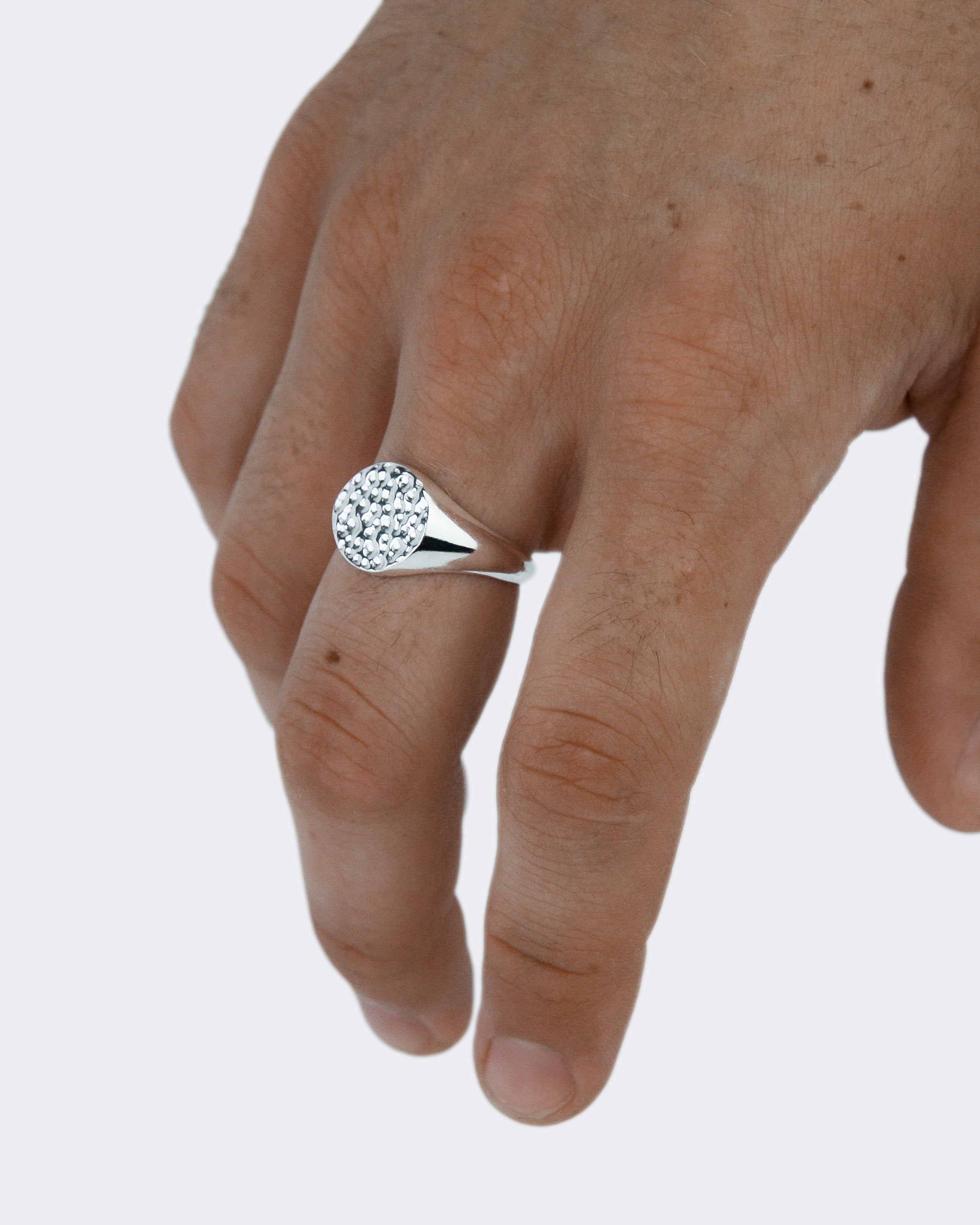 Młotkowany srebrny sygnet