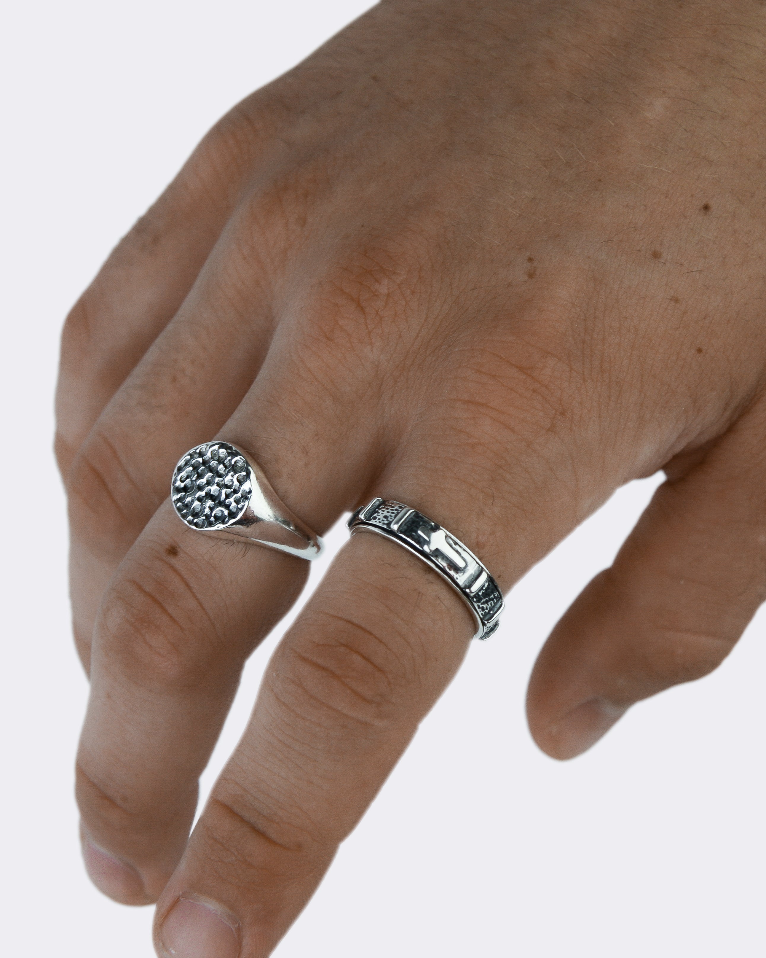 Młotkowany srebrny oksydowany sygnet