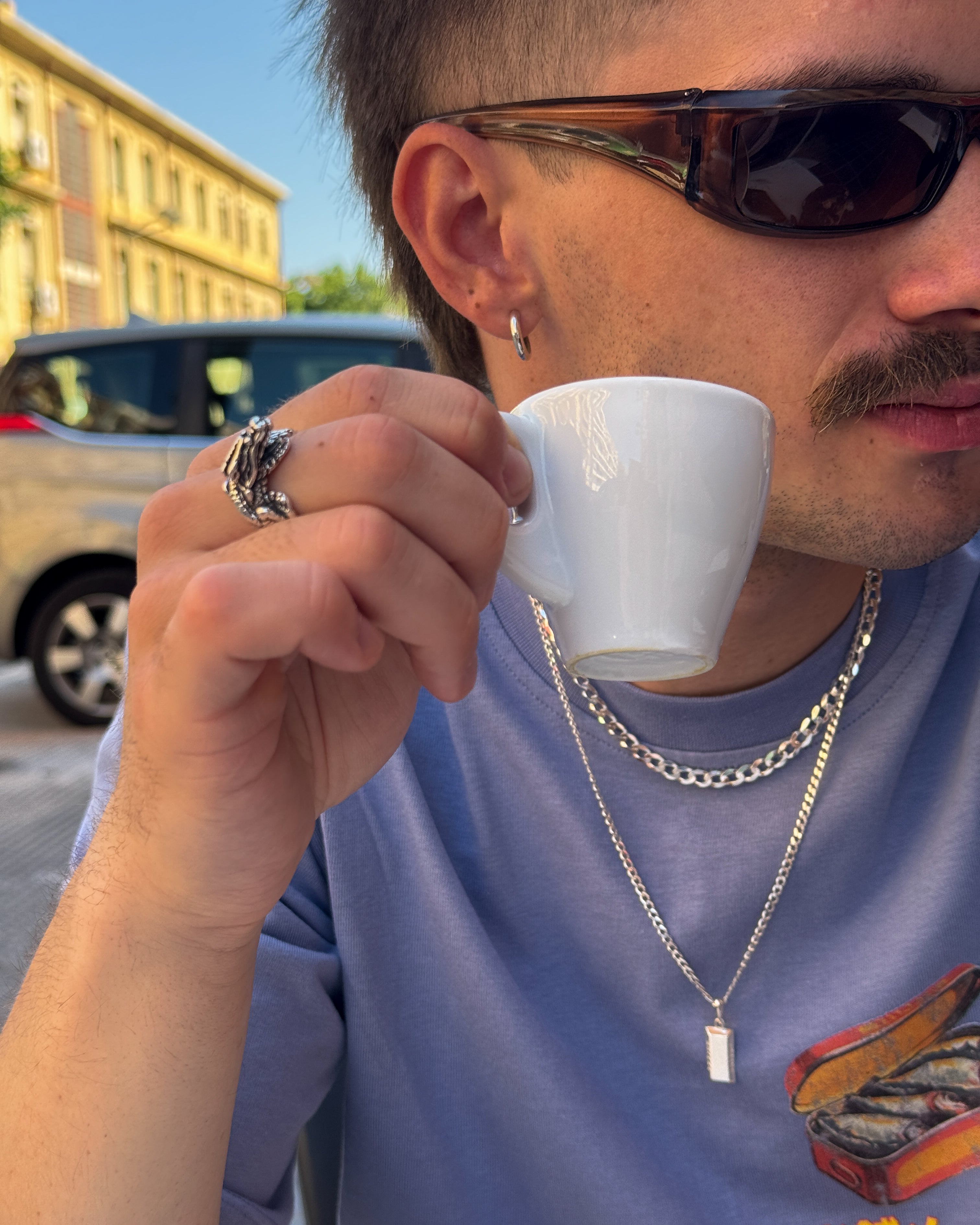 srebrna zawieszka „bar” — detal uszka na łańcuszek