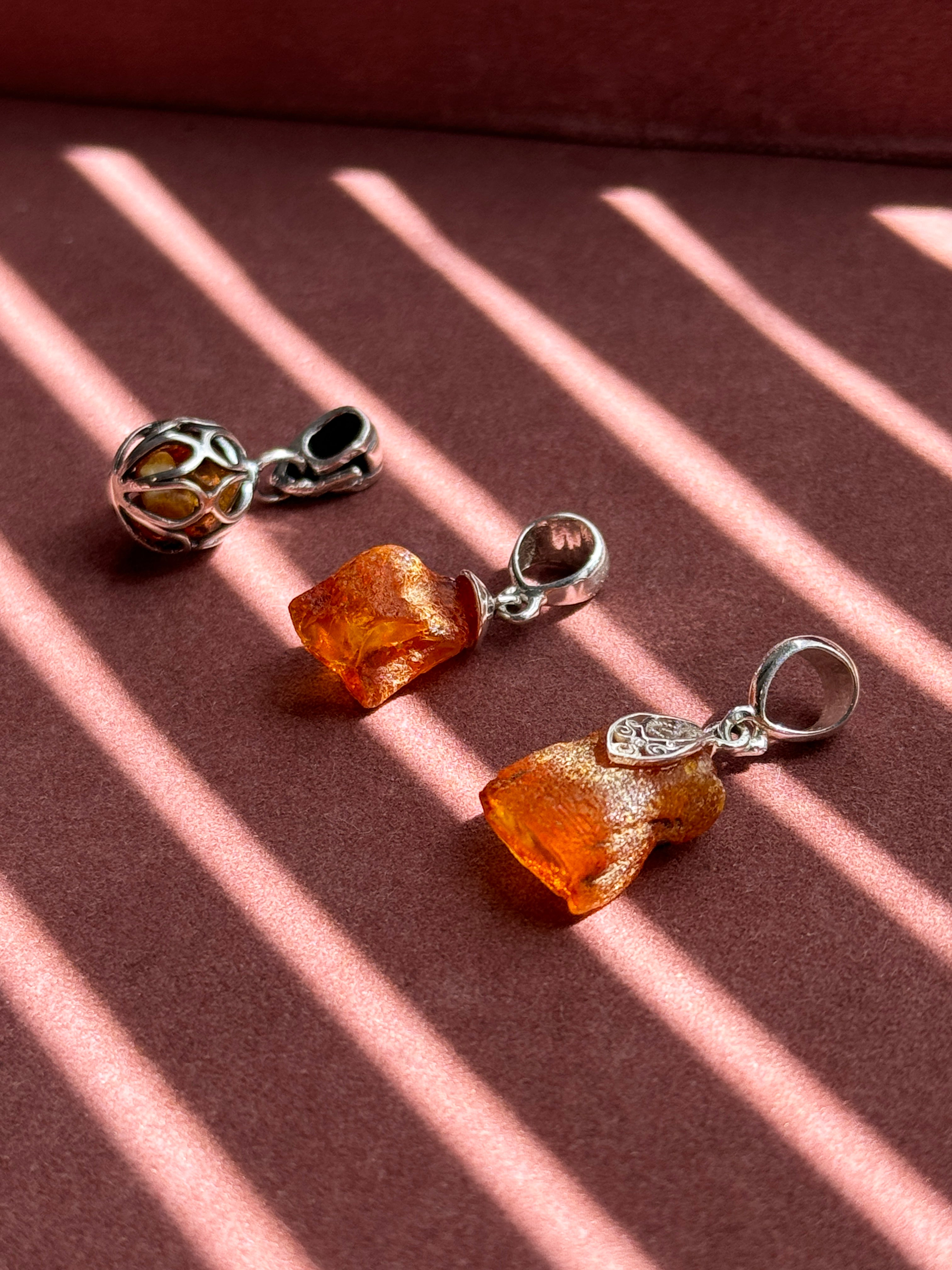 Zawieszki z bursztynu bałtyckiego