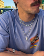 minimalistyczna srebrna zawieszka bar — zbliżenie detalu