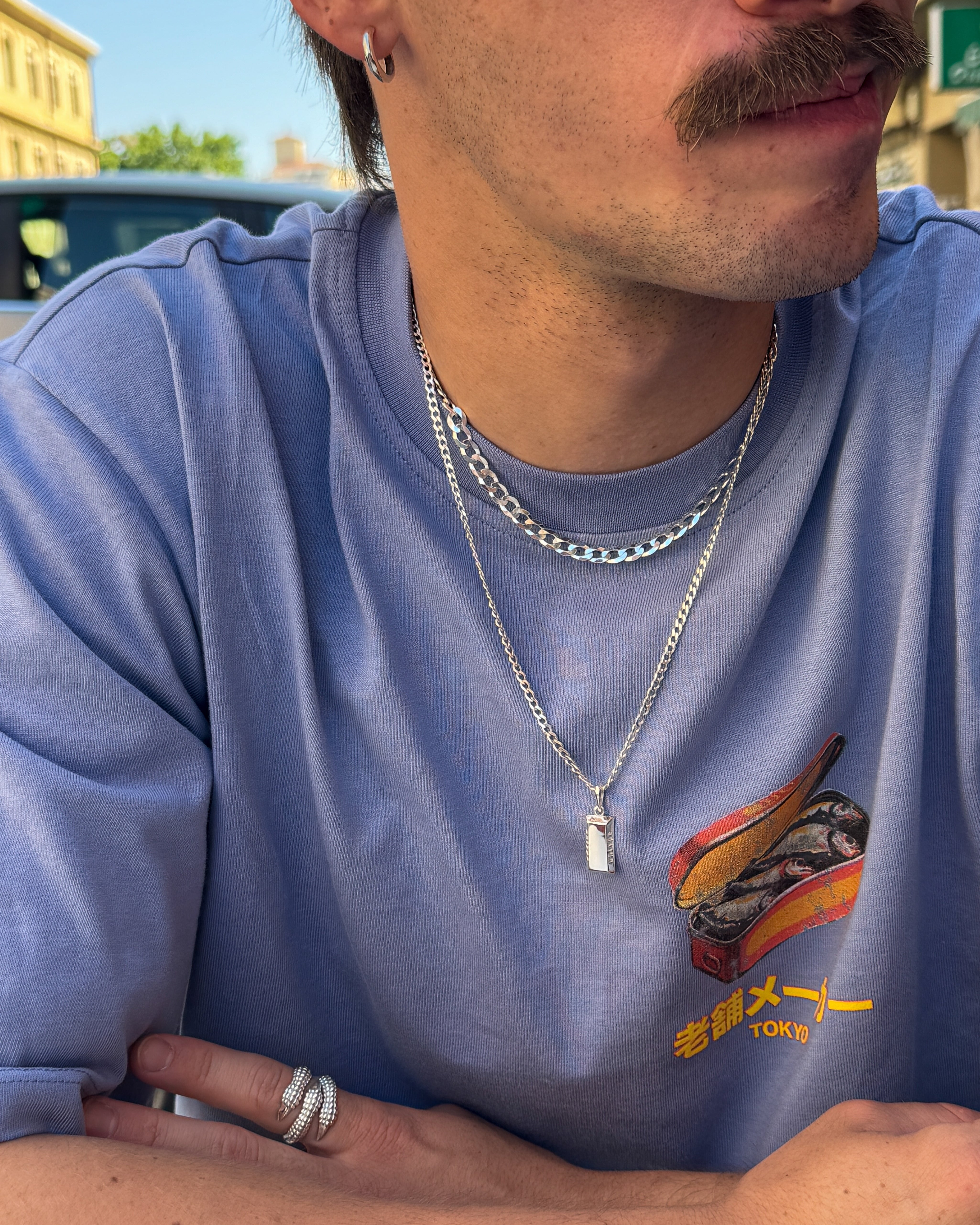 minimalistyczna srebrna zawieszka bar — zbliżenie detalu